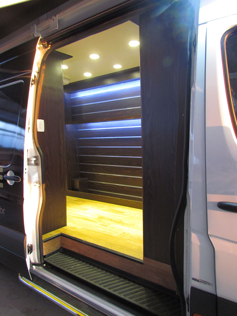 Transformação de um furgão Mercedes-Benz Sprinter em ...
